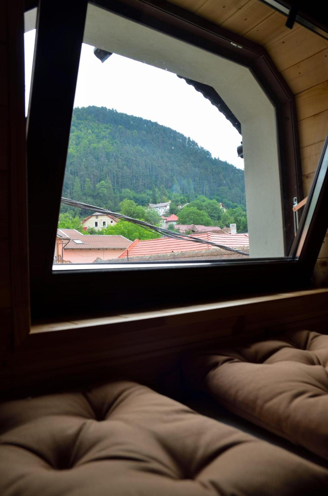 Casa Chiper - Attic Apartment With View บราชอฟ ภายนอก รูปภาพ
